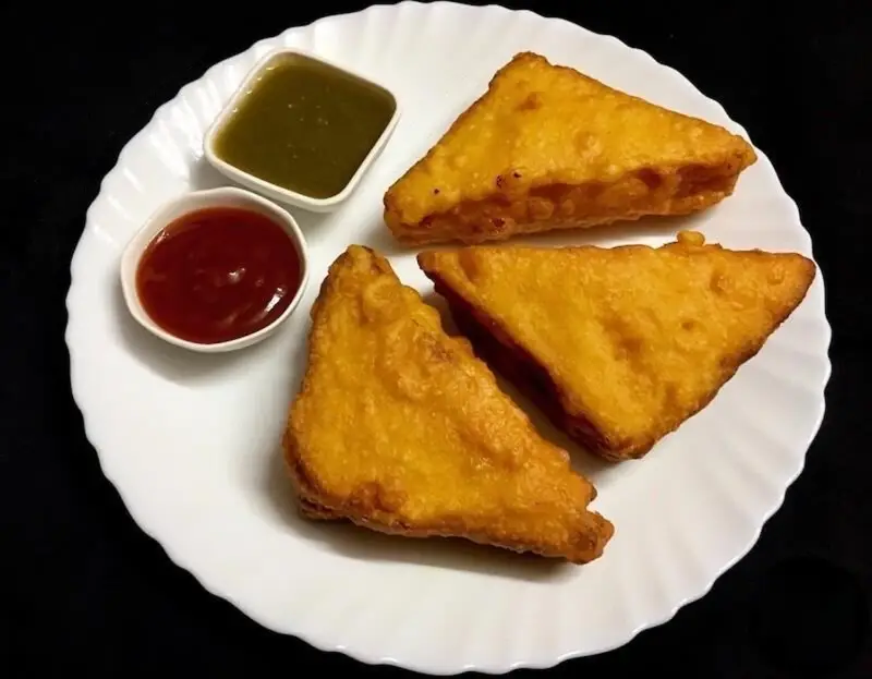 Authentic Swastik Handcrafted Pakoda served with signature chutneys